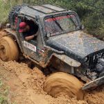 Sebuah Kendaraan Alam Mobil Offroad Yang Tangguh