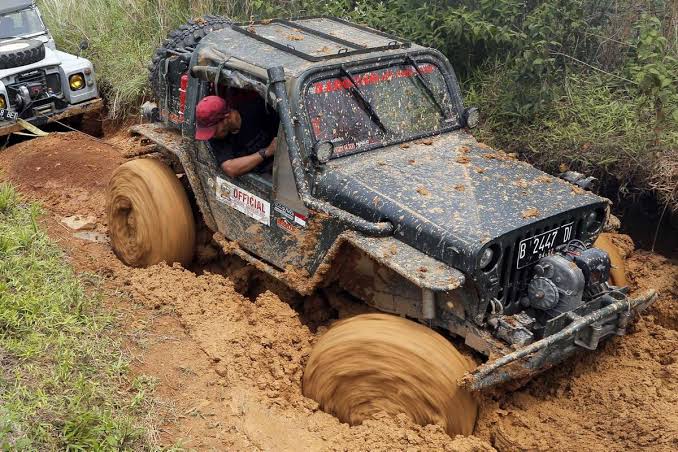 Sebuah Kendaraan Alam Mobil Offroad Yang Tangguh