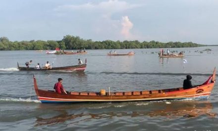 Kendaraan Air Sampan Yang Sangat Sederhana
