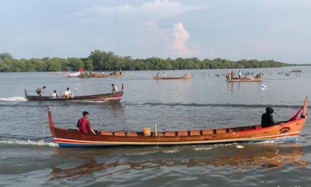 Kendaraan Air Sampan Yang Sangat Sederhana