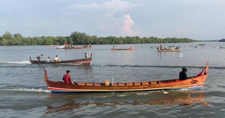Kendaraan Air Sampan Yang Sangat Sederhana
