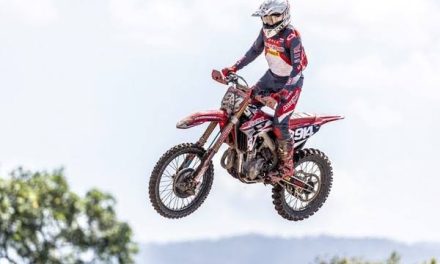 Kegiatan Seru Balapan Motor Cross Di Lintasan Tanah