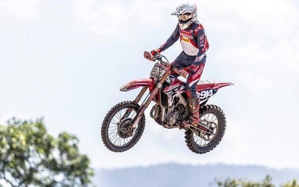 Kegiatan Seru Balapan Motor Cross Di Lintasan Tanah