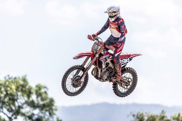 Kegiatan Seru Balapan Motor Cross Di Lintasan Tanah
